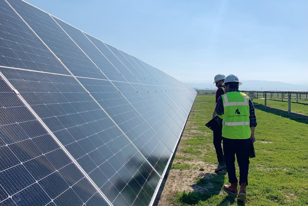 Engenheiros inspecionando usina solar em campo
