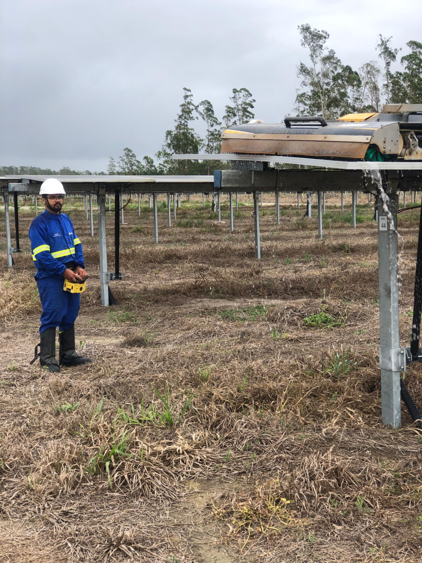 Operador controlando SolarCleano F1
