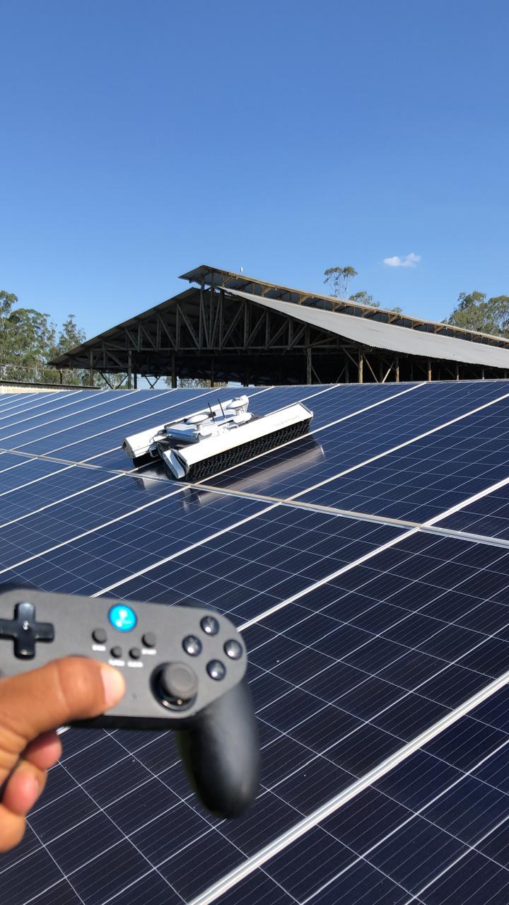 Robô SunPure realizando limpeza a seco