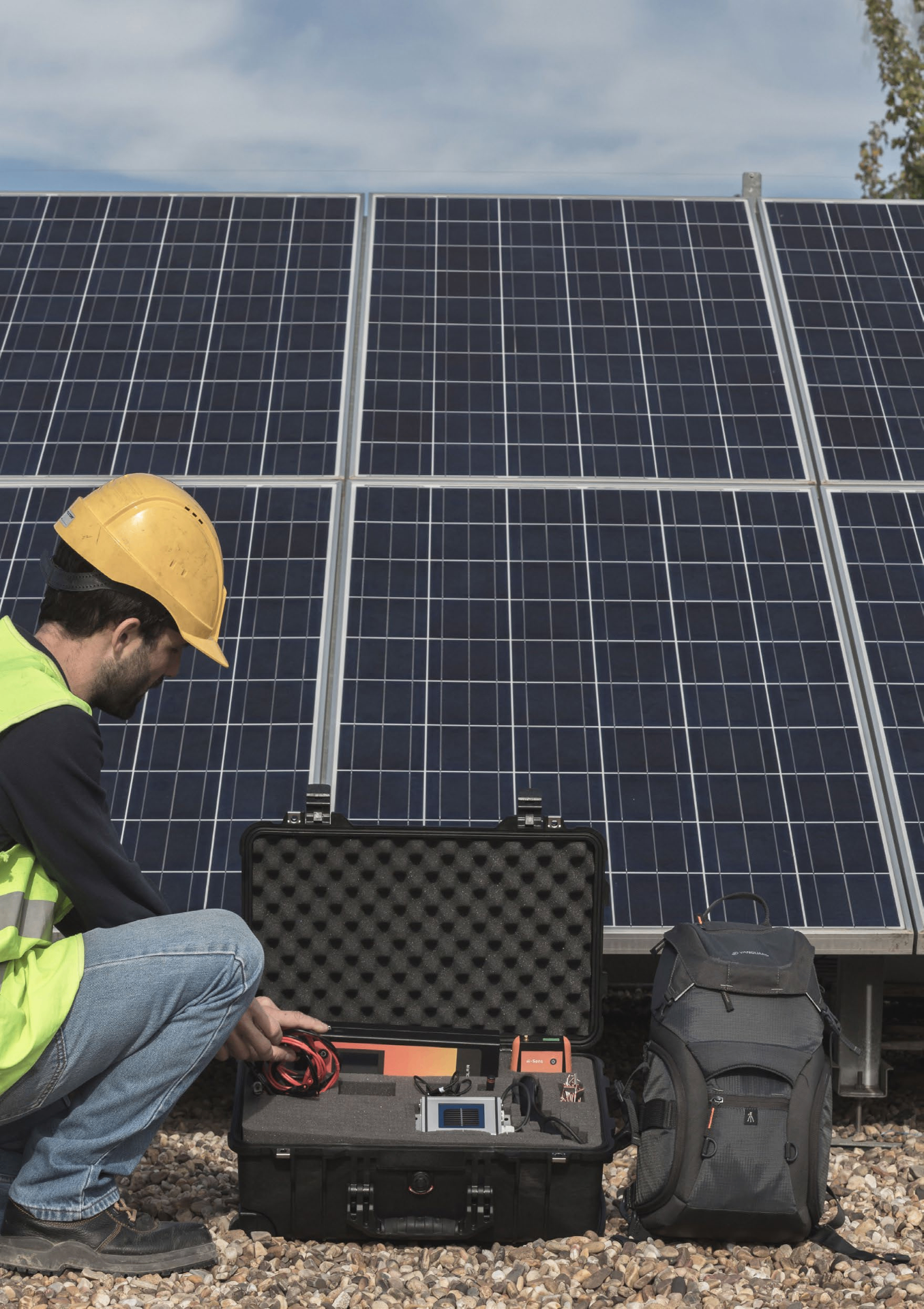 Técnico com equipamentos de medição em usina solar