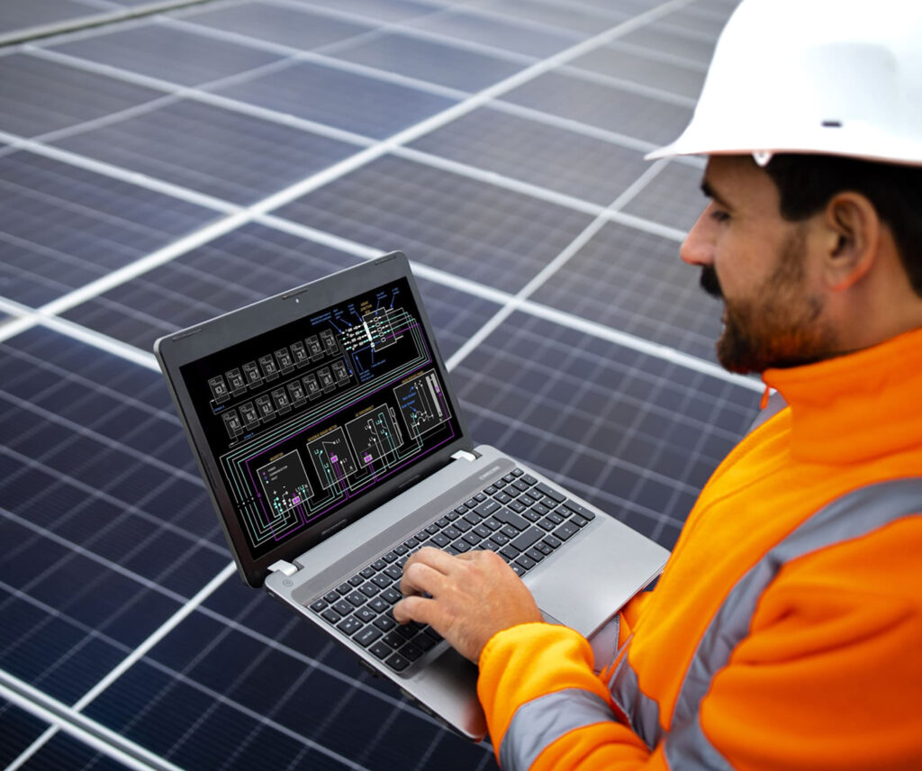 Engenheiro analisando dados em laptop sobre painéis solares
