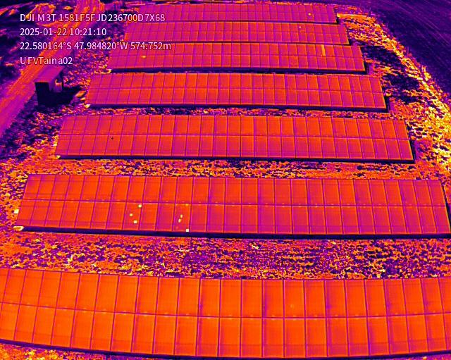 Vista aérea termográfica de usina solar com análise de temperatura dos módulos