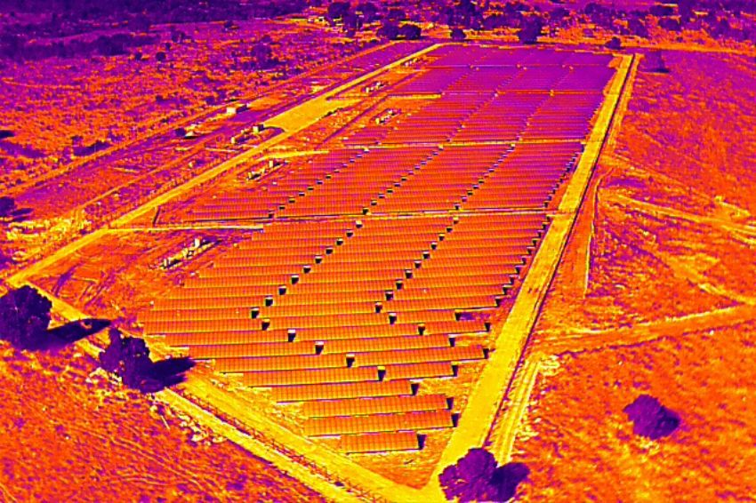 Vista aérea termográfica de usina solar